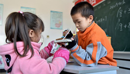 In einem Vorort der Stadt Linfen in der Provinz Shanxi befindet sich die „Rote Schleife“. In der Sonderschule werden über 30 HIV-infizierte Kinder unterrichtet. Eines von ihnen ist der neunjährige Kunkun.