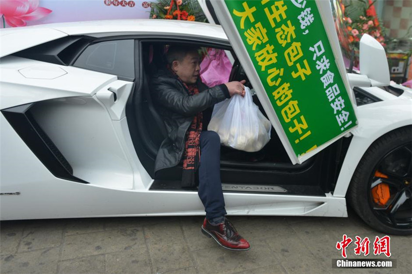 Mann liefert „Baozi“ im Lamborghini