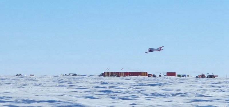 Antarktis-Flugzeug überfliegt Forschungsstation