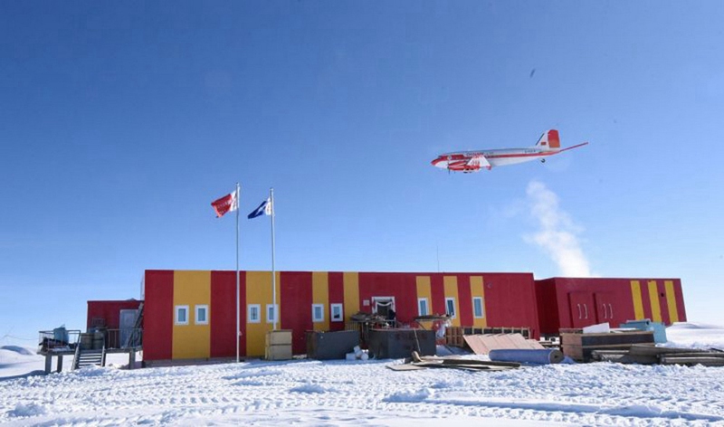 Antarktis-Flugzeug überfliegt Forschungsstation
