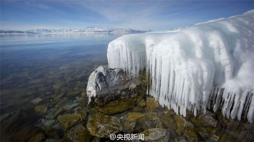 „Eisgardinen“ am Fuß des Tianshan-Berges