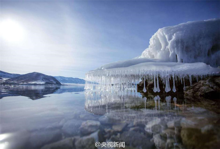 „Eisgardinen“ am Fuß des Tianshan-Berges