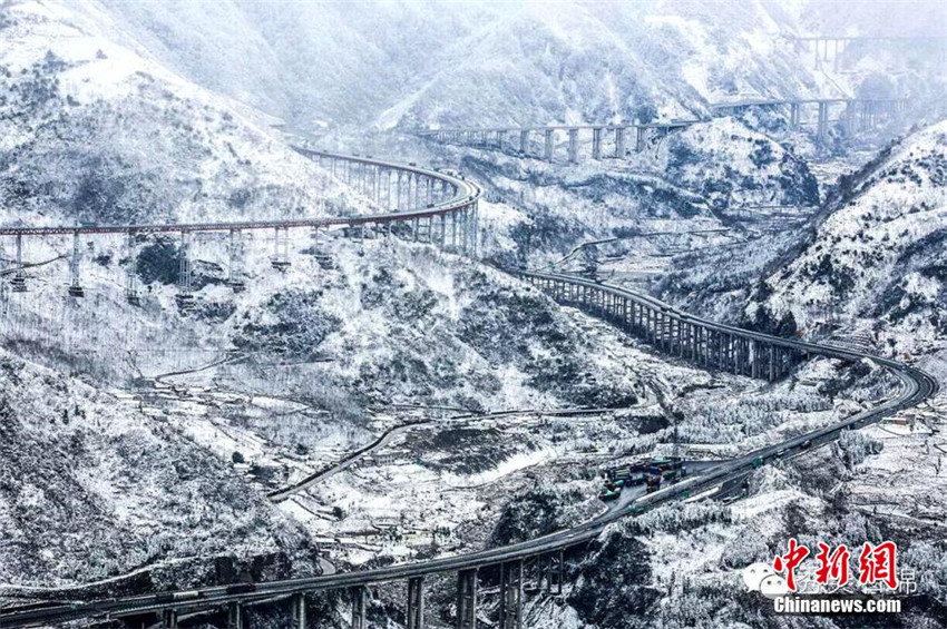 Märchenhafte Autobahn in Sichuan