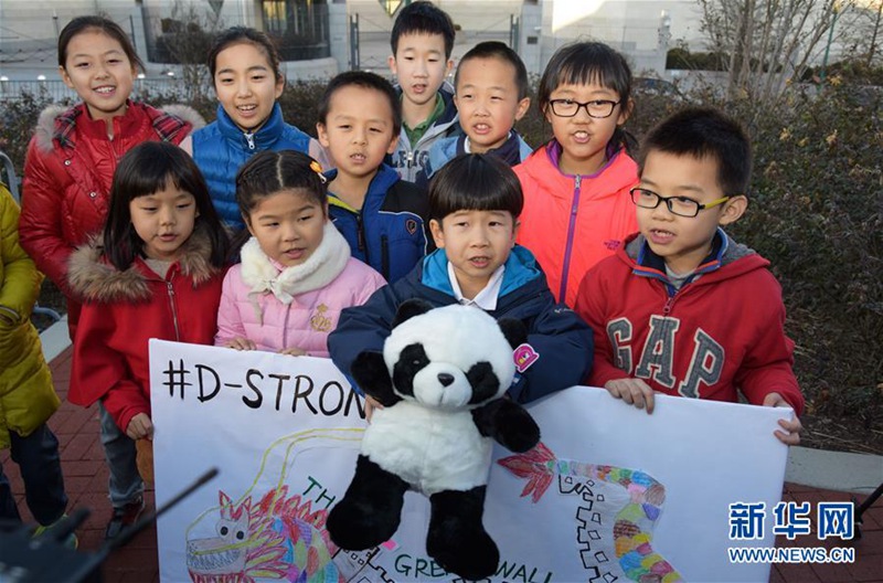 Chinesischer Botschafter schenkt krebskrankem Jungen Bildband der Großen Mauer