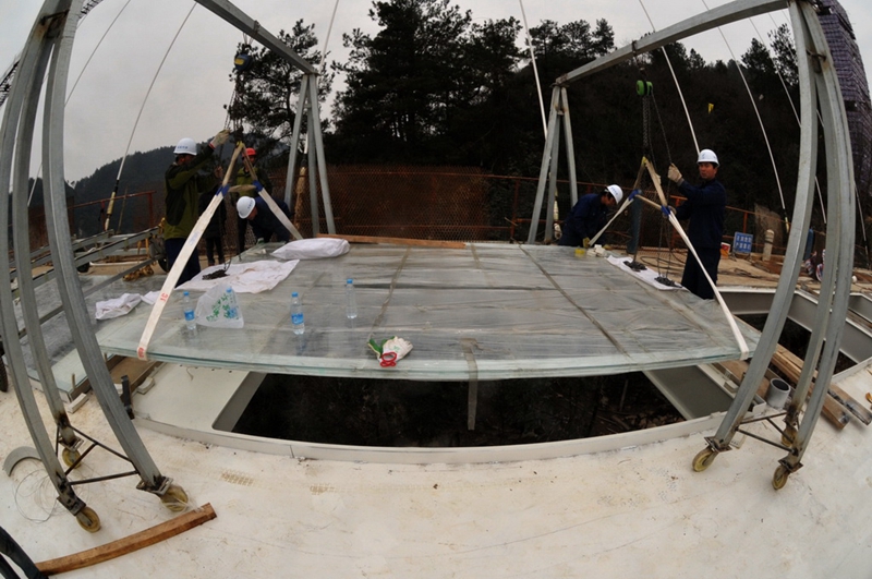 430 Meter lange Brücke in Zhangjiajie bekommt Glasboden