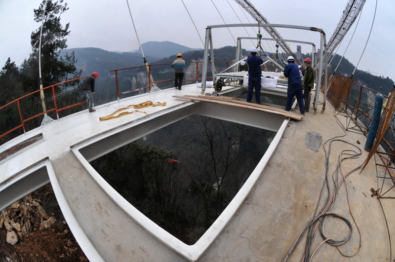 430 Meter lange Brücke in Zhangjiajie bekommt Glasboden