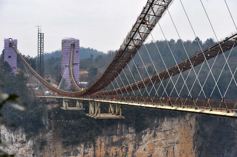 430 Meter lange Brücke in Zhangjiajie bekommt Glasboden