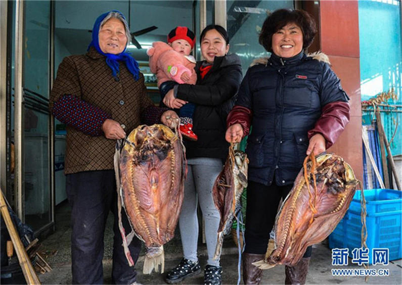 Dorfbewohner in Zhejiang bereiten traditionelle Speisen zum Frühlingsfest