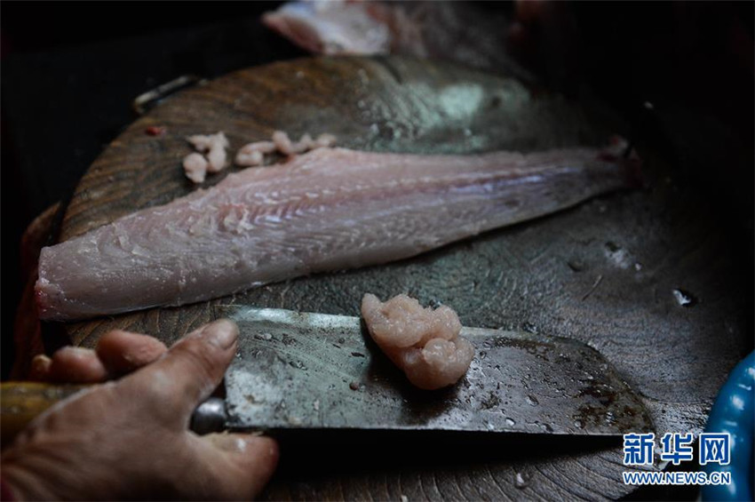 Dorfbewohner in Zhejiang bereiten traditionelle Speisen zum Frühlingsfest