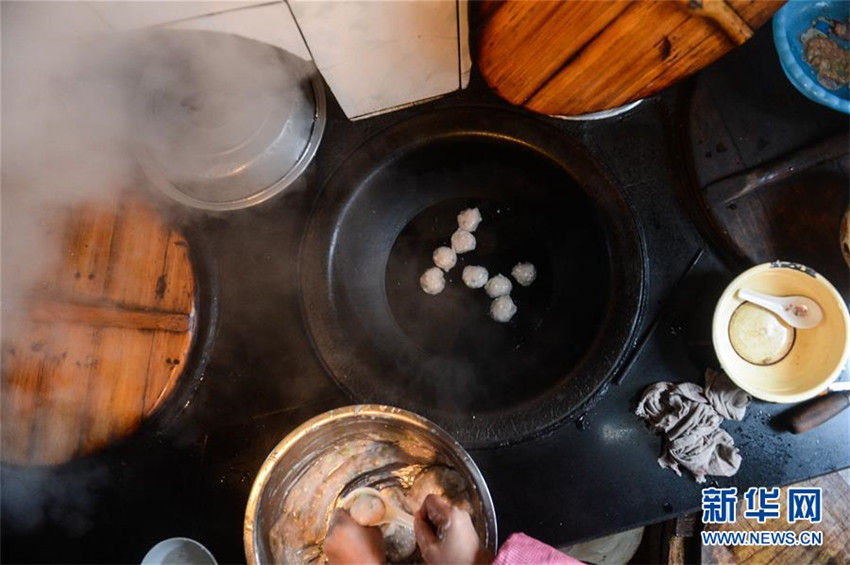 Dorfbewohner in Zhejiang bereiten traditionelle Speisen zum Frühlingsfest