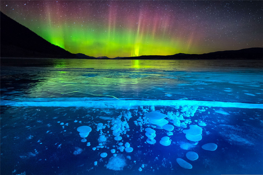 Spektakuläre Aufnahmen: Gefrorene Blasen vom Polarlicht in Szene gesetzt
