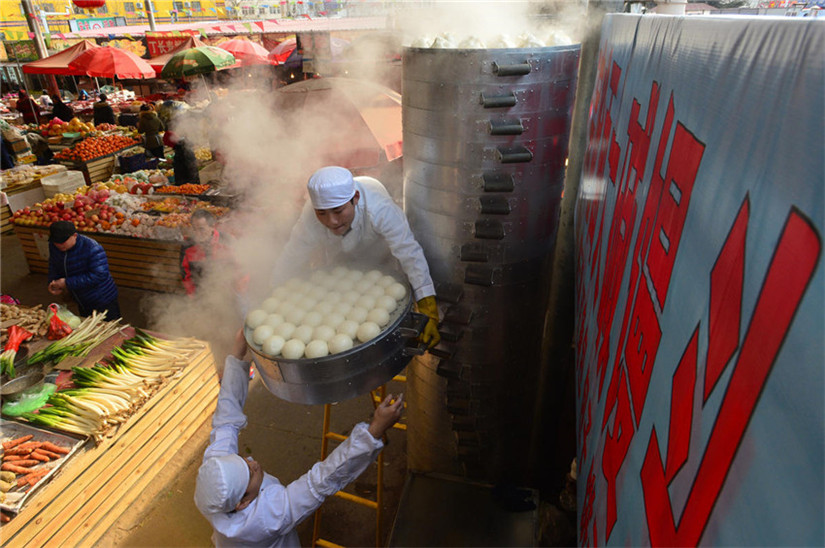 Stapelweise Körbe mit gedämften Mantous in Qingdao