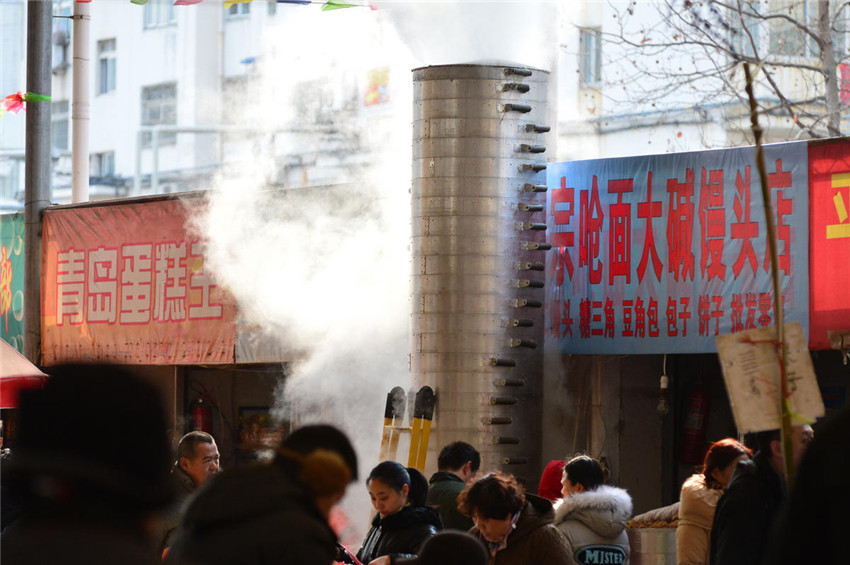 Stapelweise Körbe mit gedämften Mantous in Qingdao