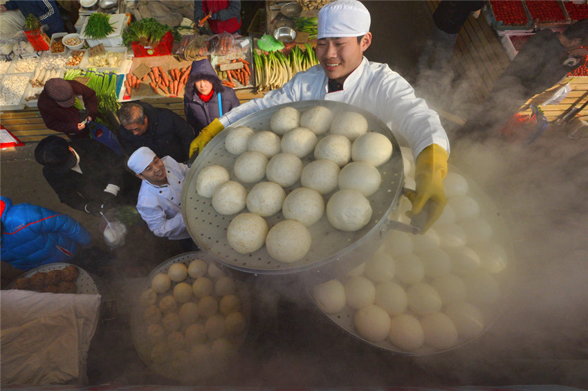 Stapelweise Körbe mit gedämften Mantous in Qingdao