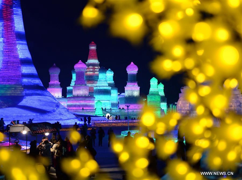 Touristen bewundern die schimmernden Eisskulpturen von Harbin