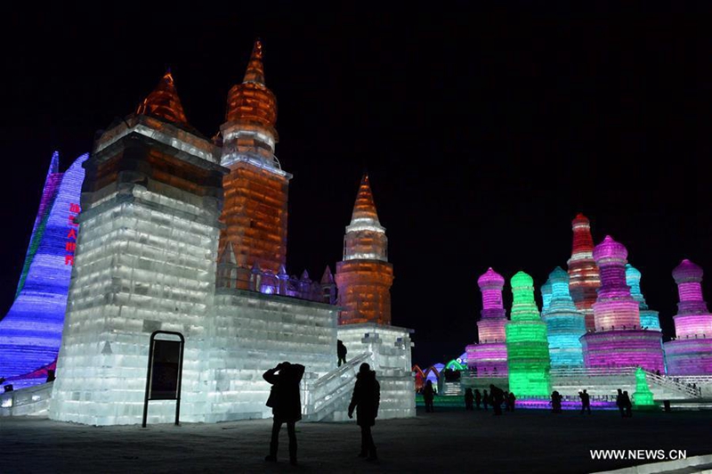 Touristen bewundern die schimmernden Eisskulpturen von Harbin