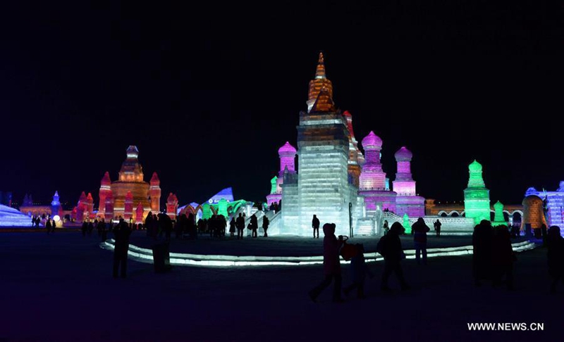 Touristen bewundern die schimmernden Eisskulpturen von Harbin