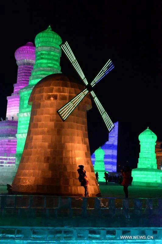 Touristen bewundern die schimmernden Eisskulpturen von Harbin