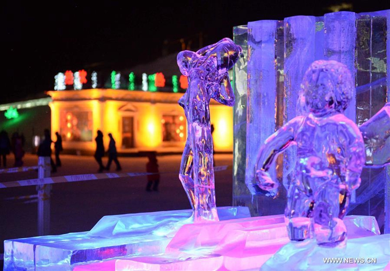 Touristen bewundern die schimmernden Eisskulpturen von Harbin