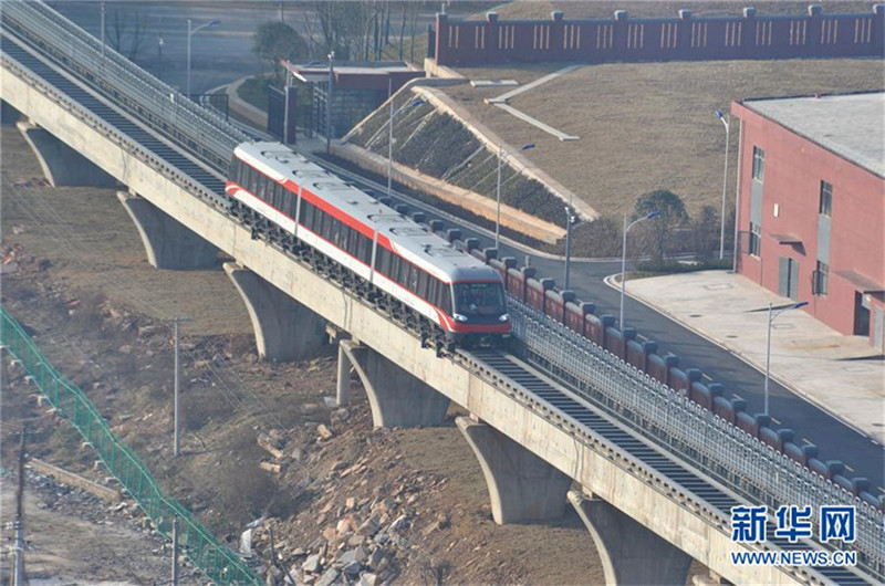 Chinas erste Magnetschwebebahn mittlerer Geschwindigkeit im Test