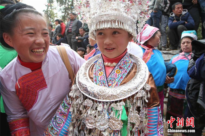Miao-Volk feiert Frühlingsfest mit „Lusheng-Tanz“