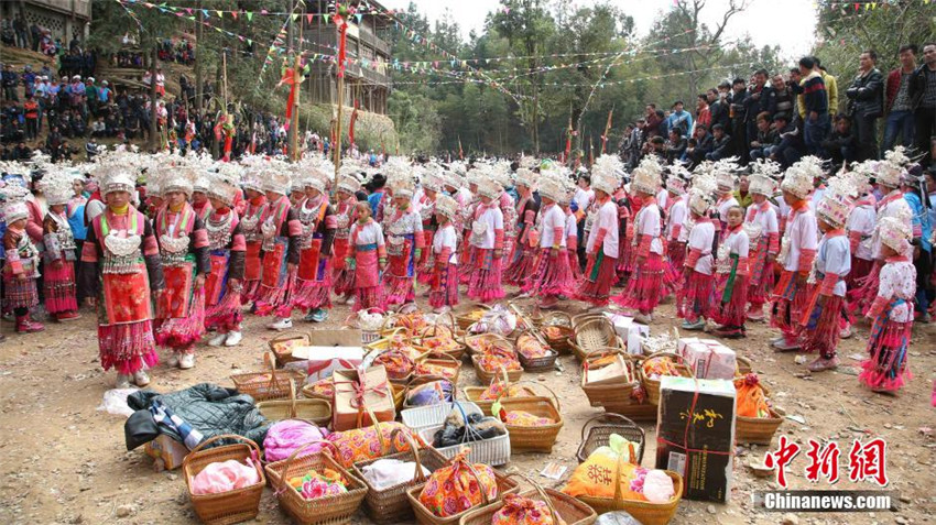 Miao-Volk feiert Frühlingsfest mit „Lusheng-Tanz“