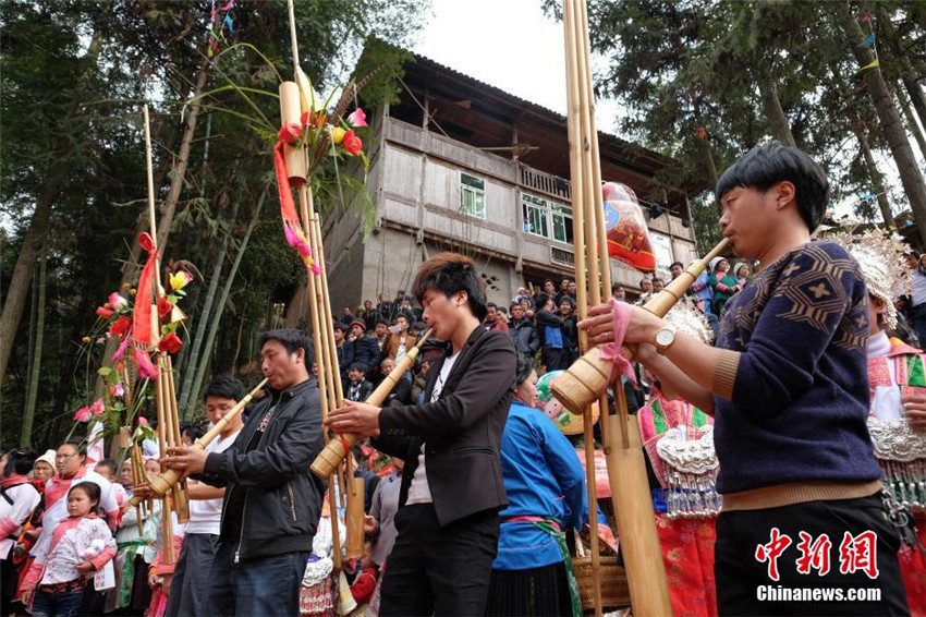 Miao-Volk feiert Frühlingsfest mit „Lusheng-Tanz“