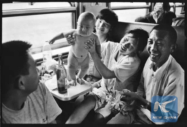 Seit den späten 1970er Jahren zieht Wang Fuchun als „Dieb“ durch Chinas Züge. Doch Wang ist nicht etwa ein Taschendieb, er ist seit vielen Jahren beim Staat angestellt und fotografiert in dessen Auftrag das Leben auf Chinas Streckennetz.
