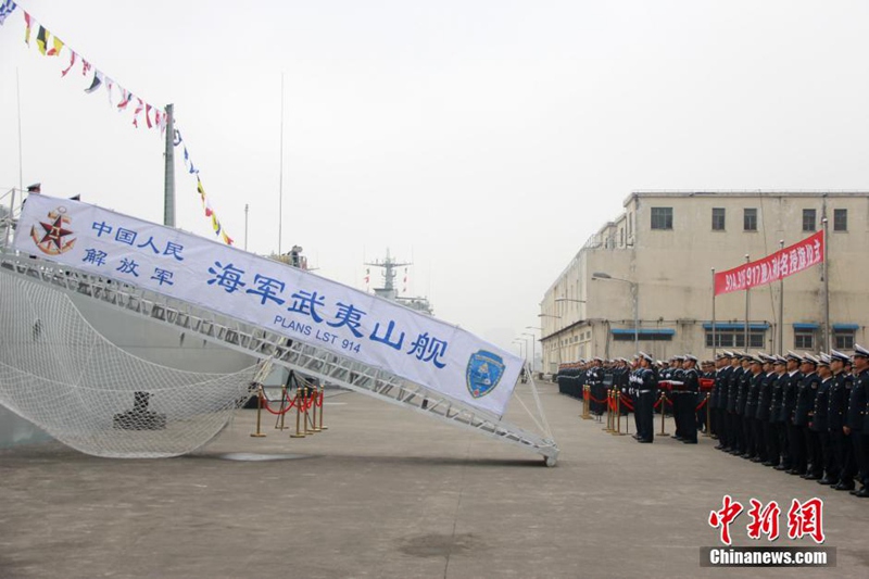PLA stellt drei neue amphibische Panzer-Landungsschiffe in Dienst