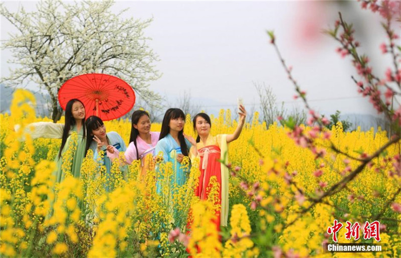 Modeschau der Han-Kleidung von Studentinnen am „Mädchentag“