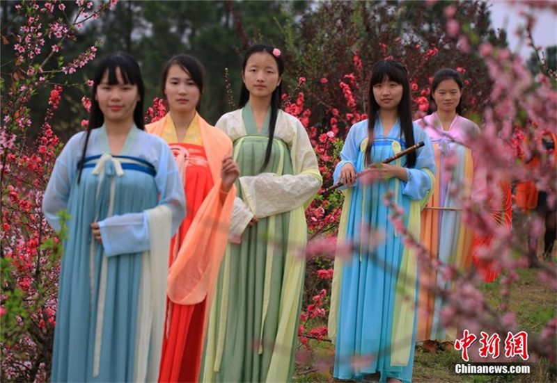 Modeschau der Han-Kleidung von Studentinnen am „Mädchentag“