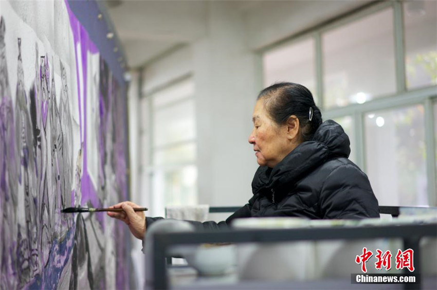 77-jährige Frau zeichnet Chinas Geschichte