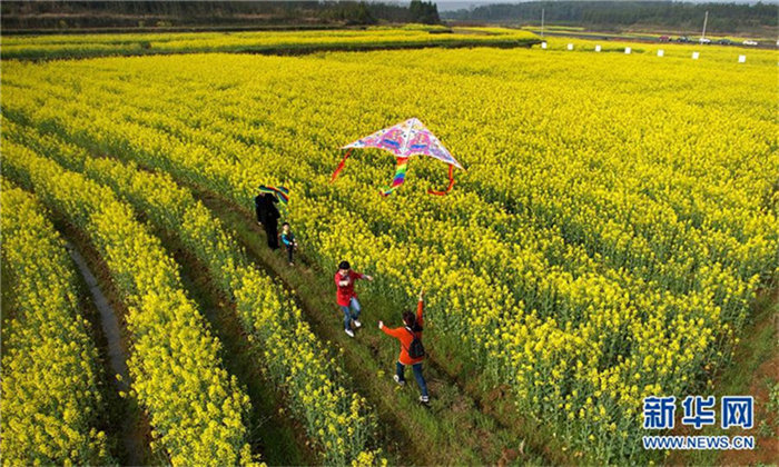 „Der Drache hebt den Kopf“ und China feiert