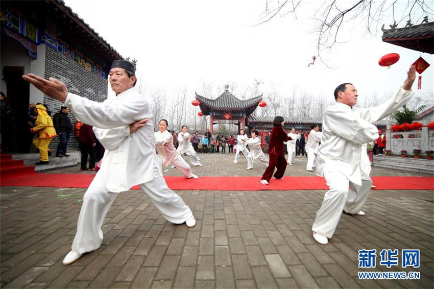 „Der Drache hebt den Kopf“ und China feiert