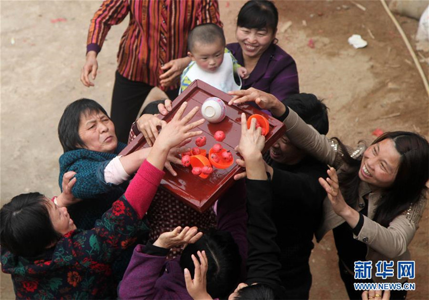 „Der Drache hebt den Kopf“ und China feiert