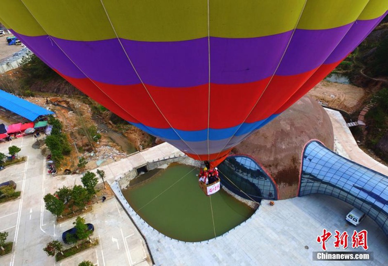 Ballonfahrt für einfache Arbeiter über „roten Wolken“ in Hunan