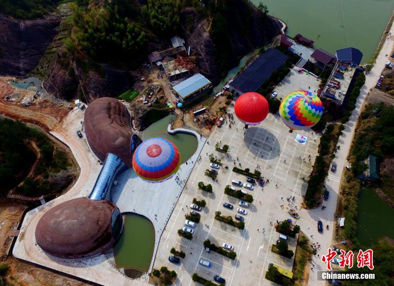 Ballonfahrt für einfache Arbeiter über „roten Wolken“ in Hunan