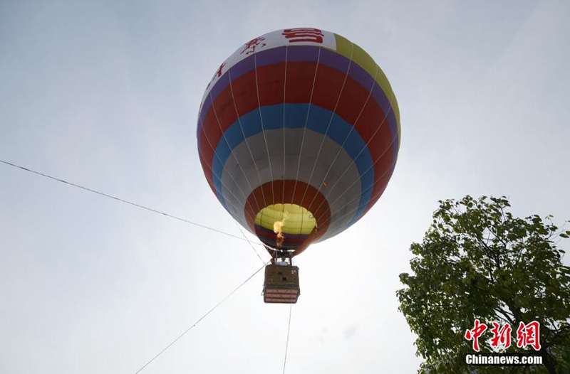 Ballonfahrt für einfache Arbeiter über „roten Wolken“ in Hunan