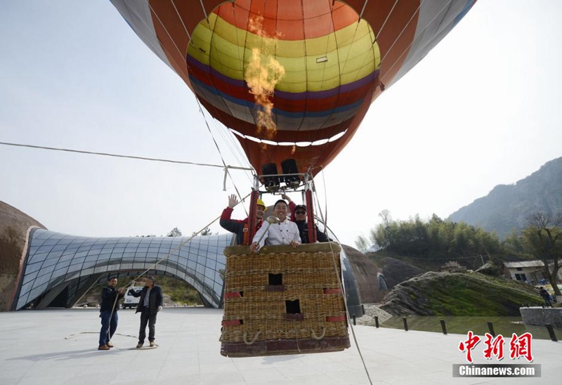 Ballonfahrt für einfache Arbeiter über „roten Wolken“ in Hunan