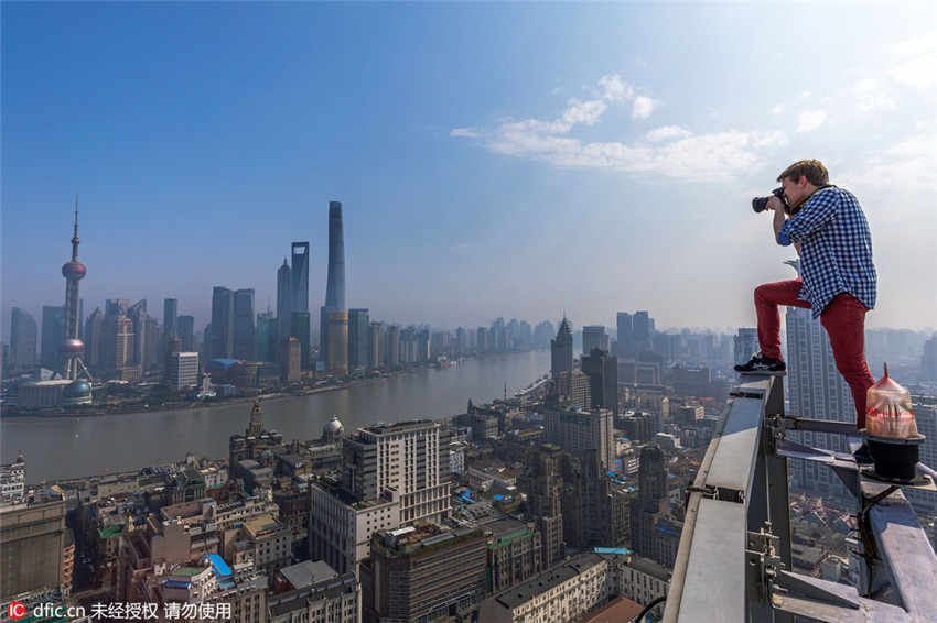 Ausländische Jugendliche erklimmen einstmals höchstes Gebäude Chinas