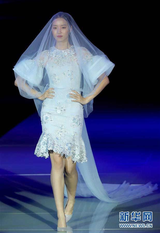 Chinesische Designerin präsentiert traumhafte Brautkleider