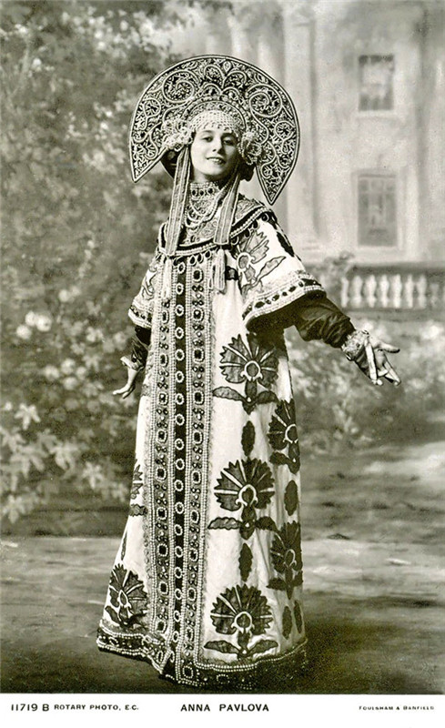 Frauen auf Postkarten vor 100 Jahren