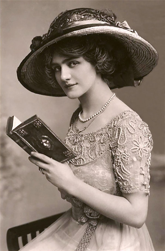 Frauen auf Postkarten vor 100 Jahren