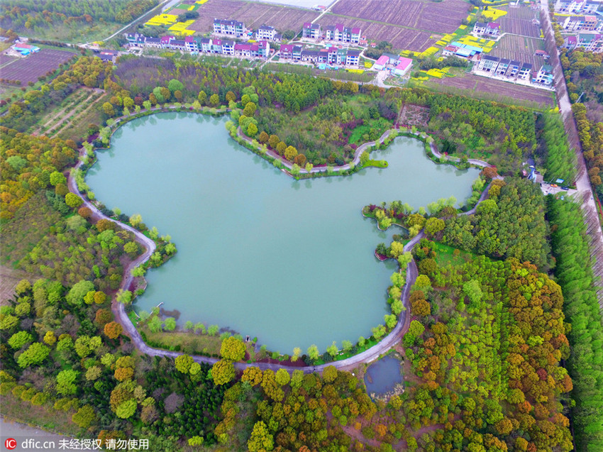 Luftbilder: Künstlicher See in Form Chinas