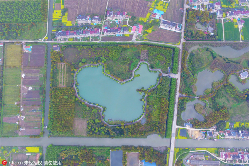 Luftbilder: Künstlicher See in Form Chinas