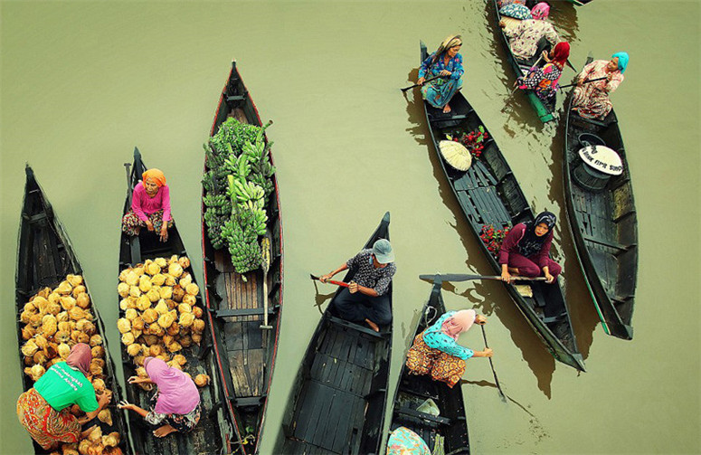 Traditioneller Wassermarkt in Indonesien