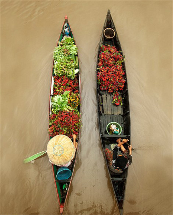 Traditioneller Wassermarkt in Indonesien