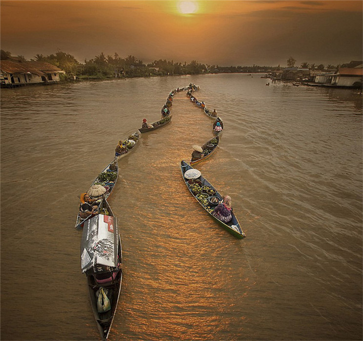 Traditioneller Wassermarkt in Indonesien