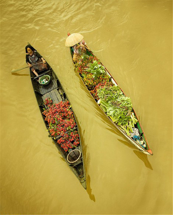 Traditioneller Wassermarkt in Indonesien