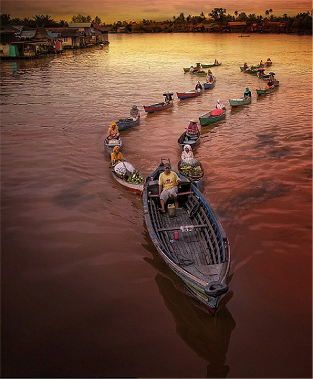 Traditioneller Wassermarkt in Indonesien